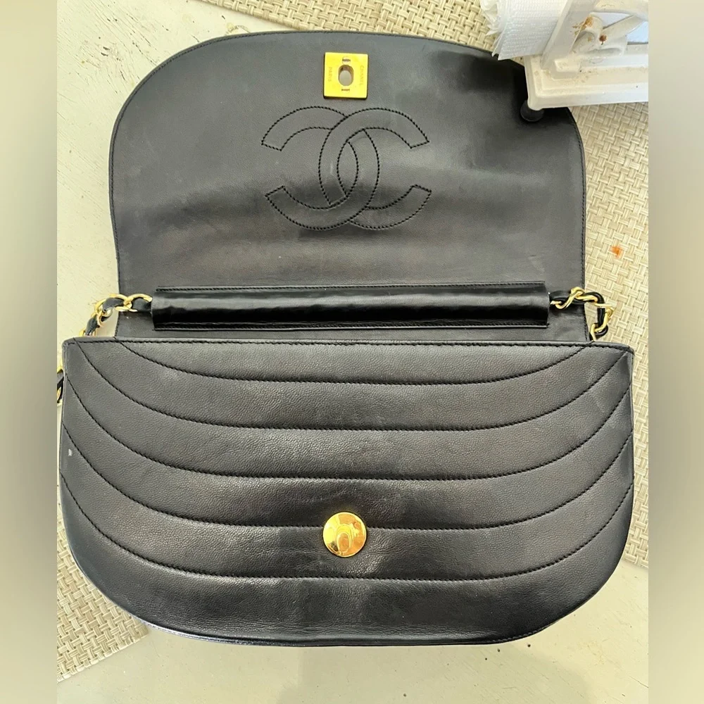 Authentic Vintage Chanel
Half Moon borderline - Picture 4 of 6